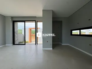 Sala de estar com portas de vidro que dão acesso a uma área externa.