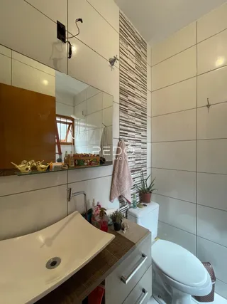 Foto de um banheiro moderno com azulejos brancos e bancada de pia.