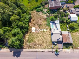 Vista aérea de uma propriedade residencial em Lajeado, mostrando o terreno e a área externa com piscina.