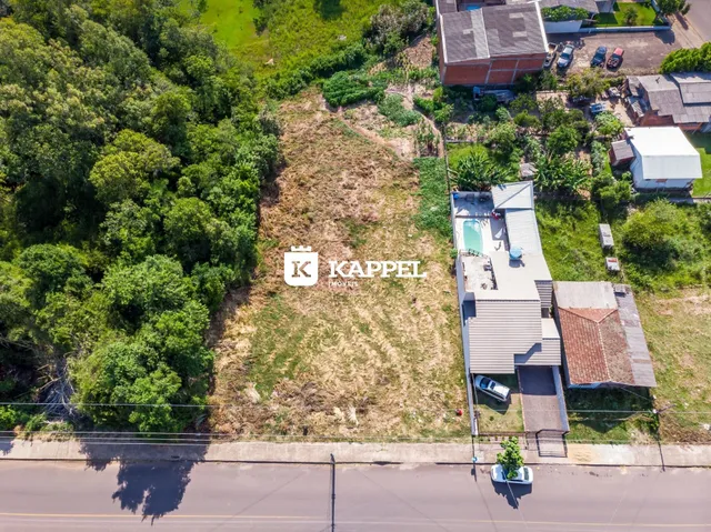 Vista aérea de uma propriedade residencial em Lajeado, mostrando o terreno e a área externa com piscina.