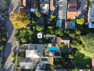 Vista aérea de uma área residencial em Lajeado, mostrando casas e piscinas.