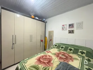 Quarto com armários grandes e cama decorada.