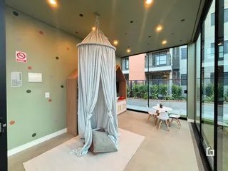 Sala de estar com decoração de dossel e acesso a varanda.