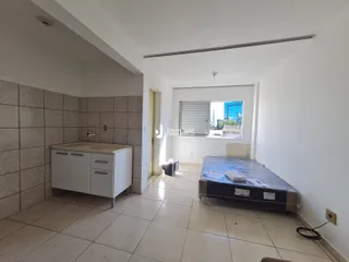 Quarto com piso de cerâmica e armário branco na área de Lajeado.