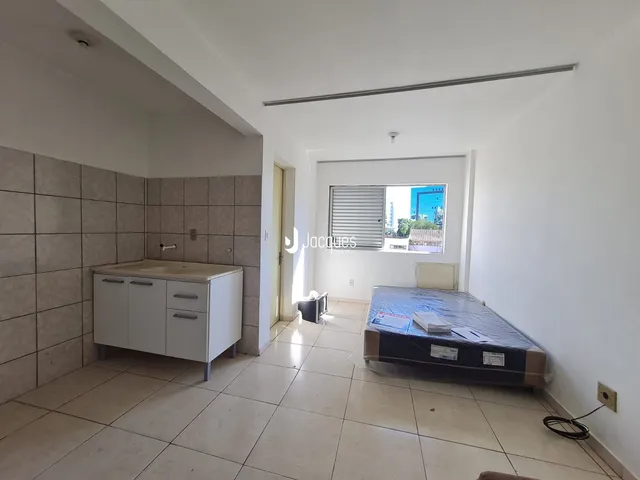 Quarto com piso de cerâmica e armário branco na área de Lajeado.