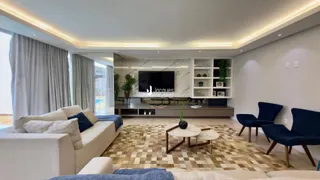 Sala de estar moderna com piso em ladrilhos e decoração contemporânea.