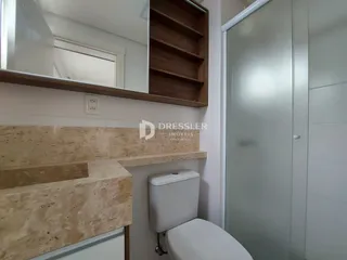 Foto de um banheiro com bancada e vaso sanitário em um imóvel no Brasil.