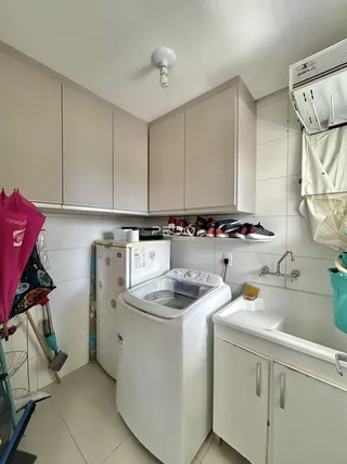 Foto de uma cozinha moderna com armários brancos e revestimento cerâmico.