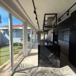 Ambiente interno com portas de vidro que dão acesso a uma área externa.