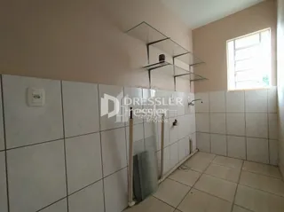 Parede interna com revestimento cerâmico claro em um ambiente residencial.