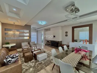 Sala de estar com área de jantar e lareira em um imóvel no Brasil.