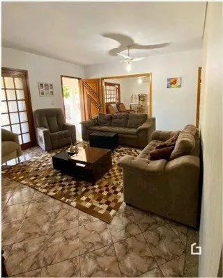 Sala de estar com sofá e piso de cerâmica.