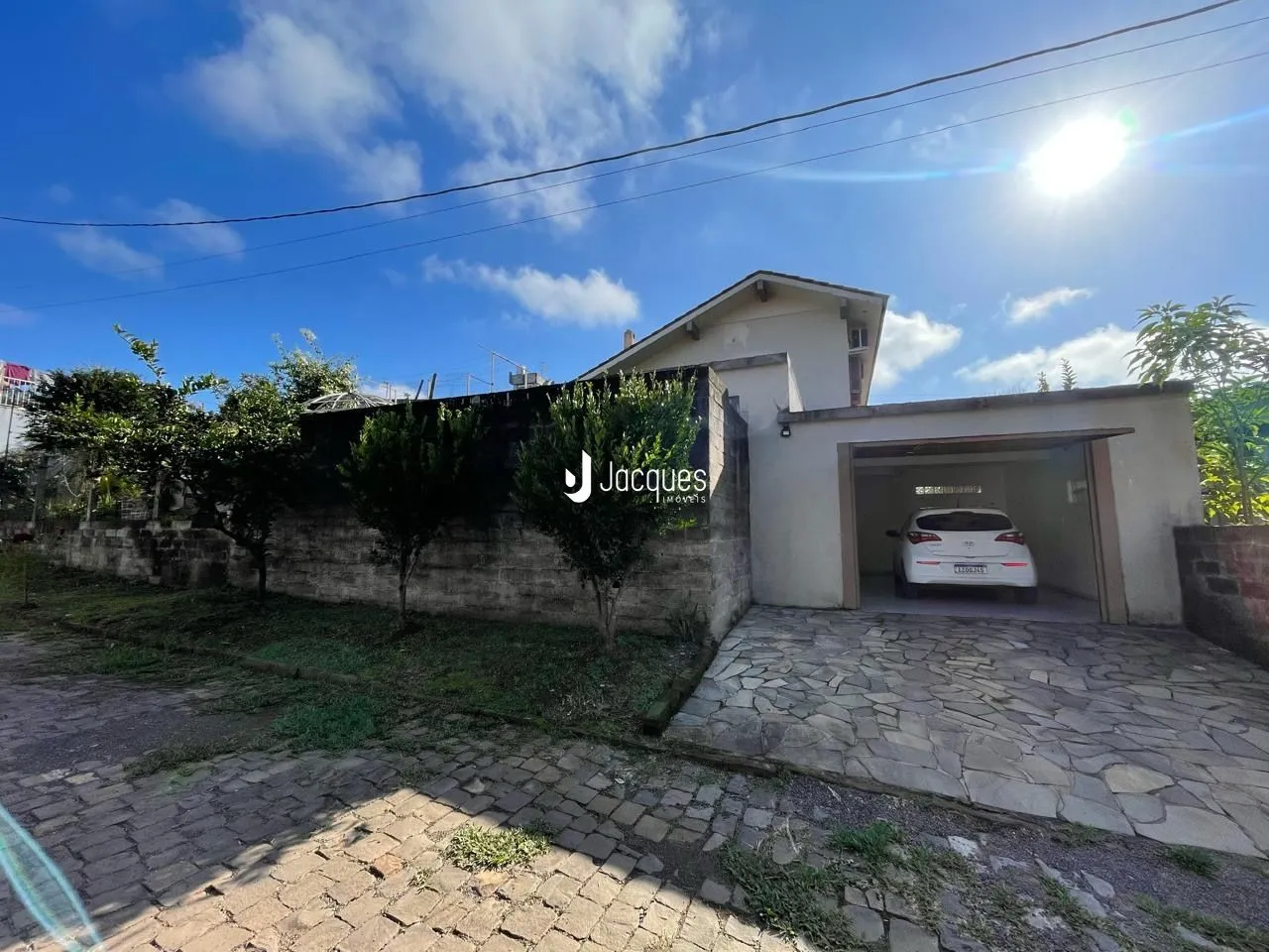 A fachada de uma casa em Lajeado, Brasil, com muro e entrada coberta.