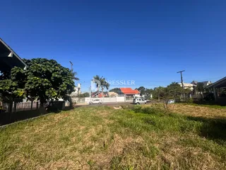 Vista externa de um terreno com grama seca e cerca em Lajeado, Brasil.