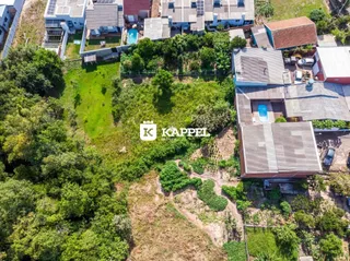 Vista aérea de uma propriedade em Lajeado, mostrando o terreno e as construções adjacentes.
