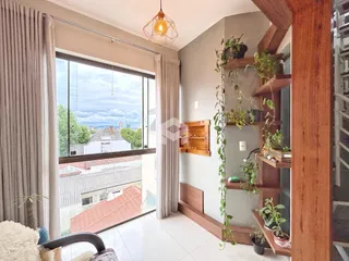 Sala de estar com grande janela e vista da paisagem urbana.