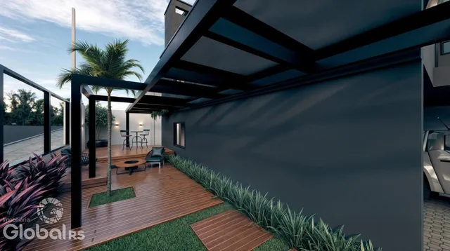 Vista de uma área externa com deck de madeira e vegetação.