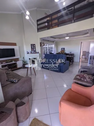 Sala de estar com piso de cerâmica clara e móveis.