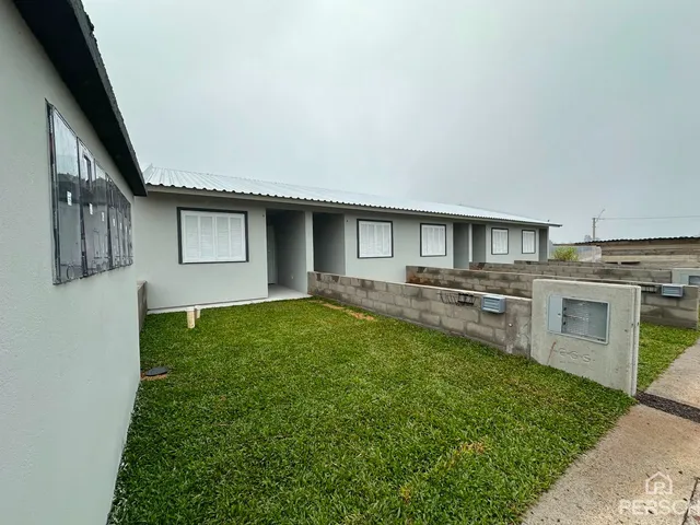 Casa geminada com 2 dormitórios