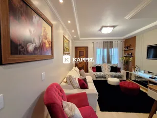 Sala de estar com sofá branco e decoração elegante.