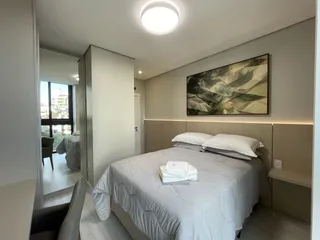 Foto de um quarto com cama e decoração moderna.