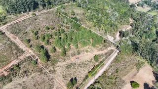 Vista aérea de um terreno rural com vegetação densa em Lajeado, Brasil.