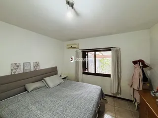 Quarto com cama e janela em um imóvel.