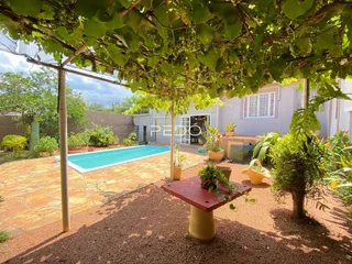 Foto de uma área externa com piscina e jardim em Lajeado, Brasil.