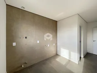 Parede com revestimento cerâmico e piso claro em um ambiente interno.