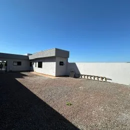 Vista externa de uma residência em Lajeado, Brasil, com um pátio de cascalho.