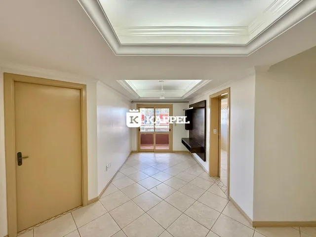 Hall de entrada com piso de cerâmica e paredes claras.
