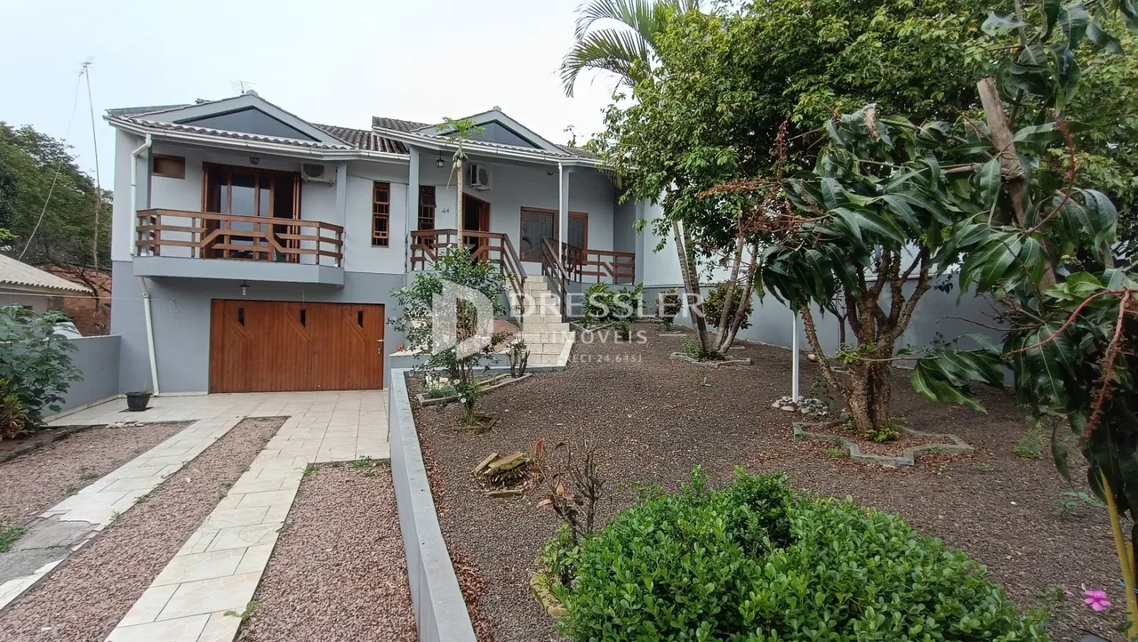 Fachada de uma residência em Lajeado, Brasil, com jardim frontal.