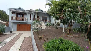 Fachada de uma residência em Lajeado, Brasil, com jardim frontal.