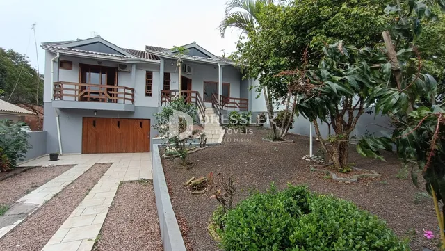 Fachada de uma residência em Lajeado, Brasil, com jardim frontal.