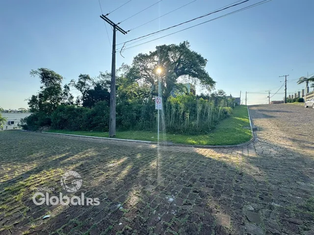 Vista externa de um terreno com vegetação e poste de luz em Lajeado, Brasil.