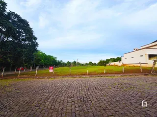 Vista externa de um terreno com vegetação e cerca no Brasil.