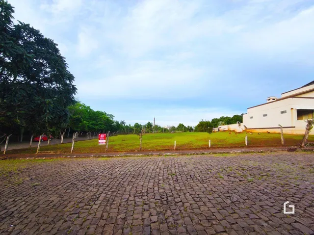 Vista externa de um terreno com vegetação e cerca no Brasil.