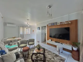 Sala de estar moderna com decoração de madeira e sofá.