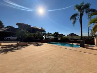Vista externa de uma propriedade com piscina e jardim em Lajeado, Brasil.