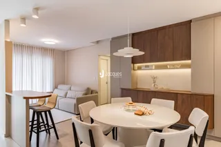 Sala de estar e jantar moderna com decoração contemporânea.