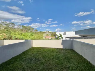 Vista de um jardim delimitado por paredes de concreto.
