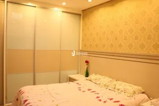 Quarto com cama e armários em uma sala de estar.