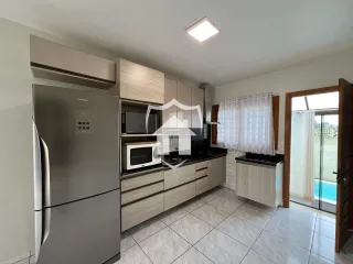 A cozinha moderna apresenta armários e eletrodomésticos em aço inoxidável.