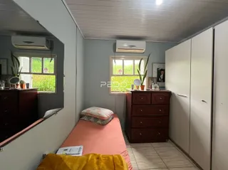 Quarto com cama e armários em um imóvel no Brasil.