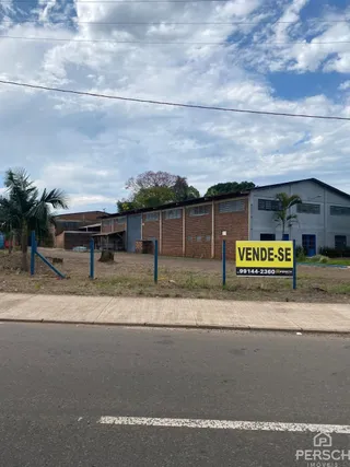 Foto da fachada de uma residência em Lajeado, Brasil, com uma placa de venda visível.
