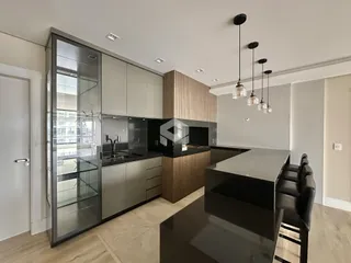 Foto de uma cozinha moderna com ilha e armários em Lajeado.