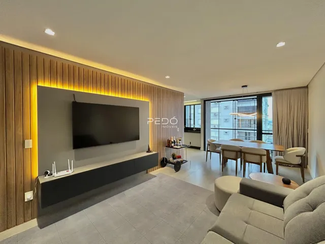 Sala de estar e jantar moderna com grandes janelas em um imóvel no Brasil.