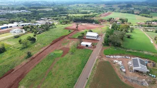 Vista aérea de uma propriedade rural com campos e estradas no interior.