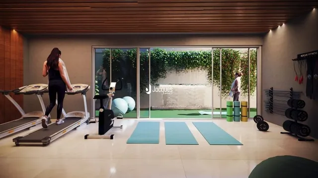 Imagem de uma área de ginástica interna com vista para o exterior.