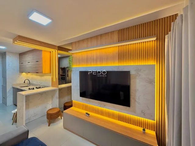 Sala de estar moderna com painéis de madeira e iluminação em destaque.
